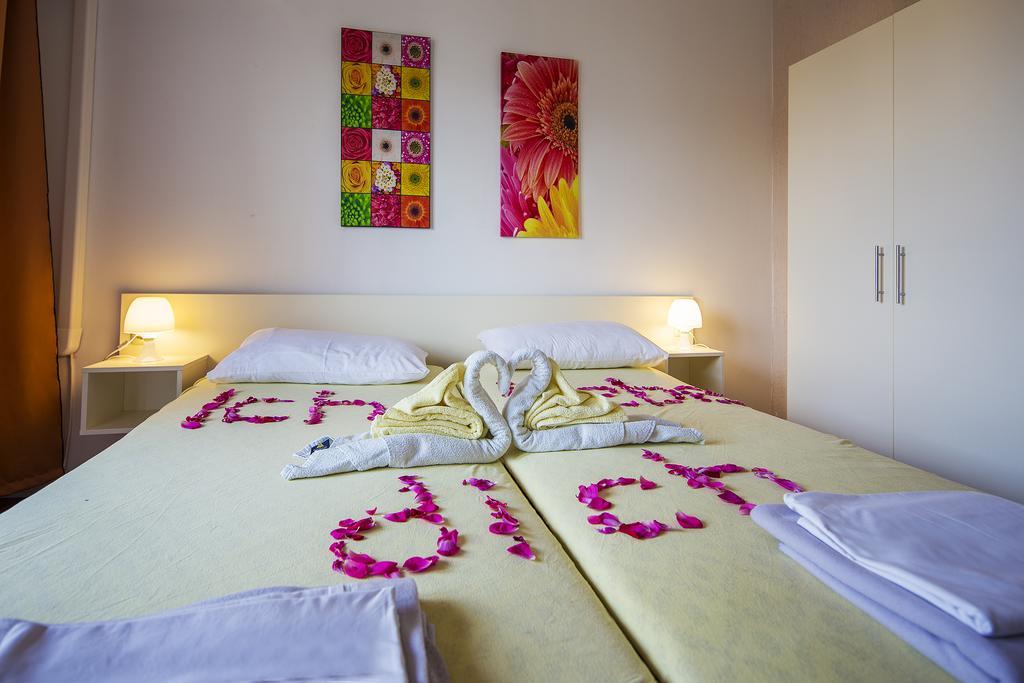 Guest House Zeba & Riviera Šilo Esterno foto