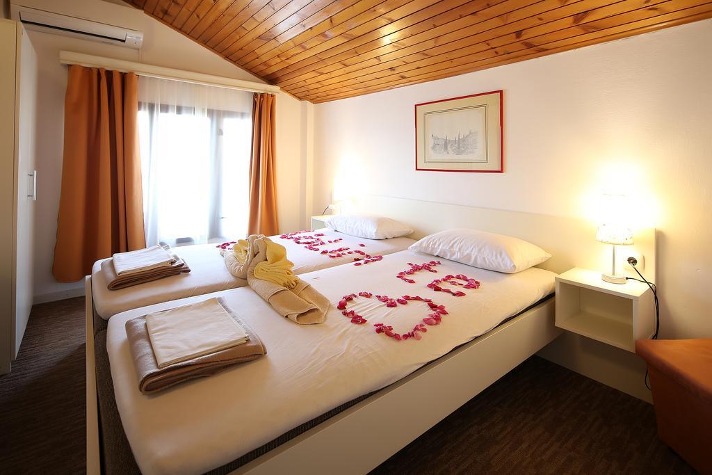 Guest House Zeba & Riviera Šilo Esterno foto