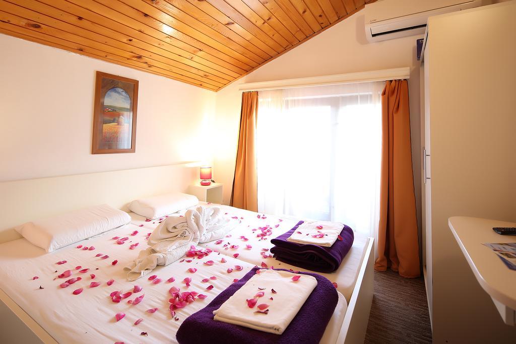 Guest House Zeba & Riviera Šilo Esterno foto