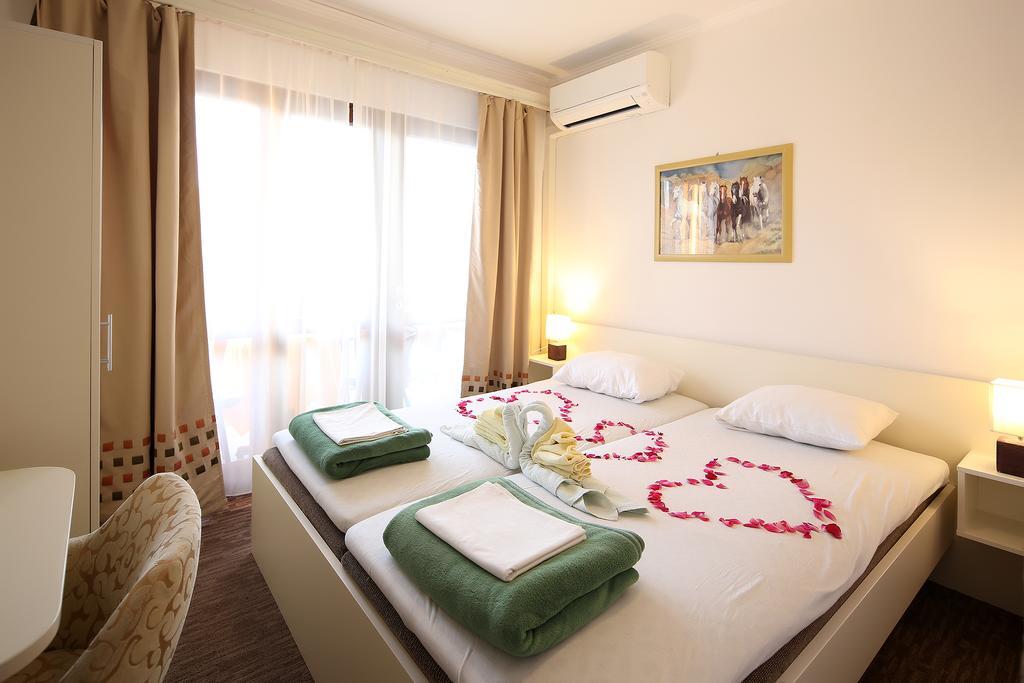 Guest House Zeba & Riviera Šilo Esterno foto