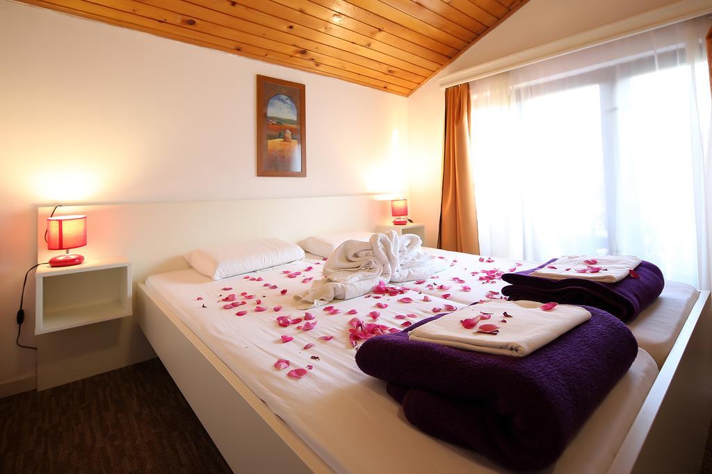 Guest House Zeba & Riviera Šilo Esterno foto